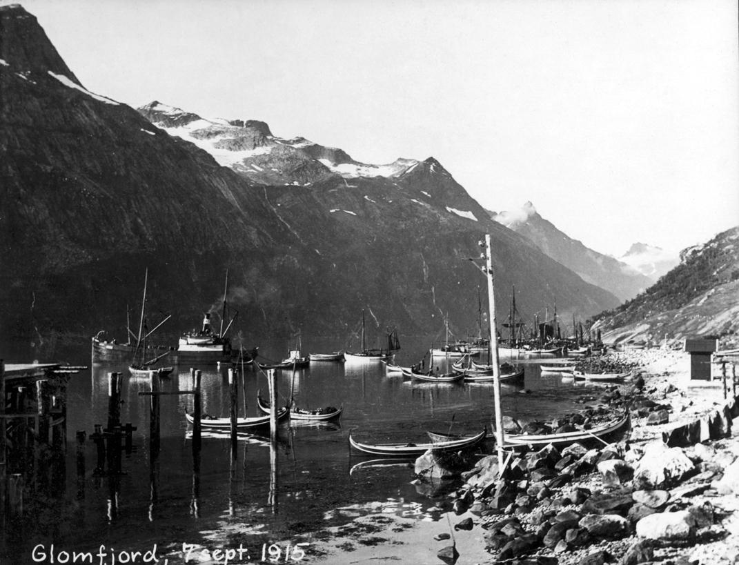 .. På denne tiden levde folk av fiske og litt jordbruk I 1900 bodde det 29 personer i Glomen, derav 3 sildefiskere. I Haugvik var det 21 personer, herav 6 sesongfiskere og 4 besøkende.