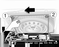 Pleie av bilen 133 2. Løsne alle hjulboltene en hal omdreining ved bruk av skrallen og adapteren. Skrallen skrus mot urviseren for å løsne boltene. Snu skrallen om nødvendig. 3.