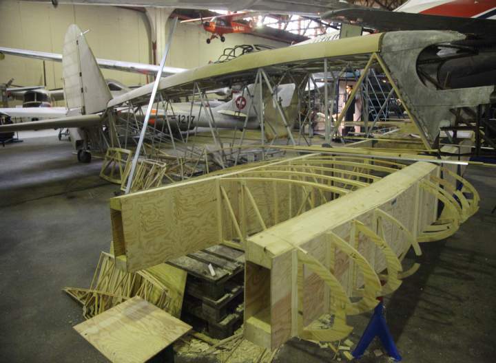4 Flyhistorisk Museum Sola Museet ble grunnlagt i 1984 av en gruppe entusiaster. De fikk anledning til å benytte Forsvarets hangar på Sola Sjø til samlingen av historiske fly som ble bygget opp.