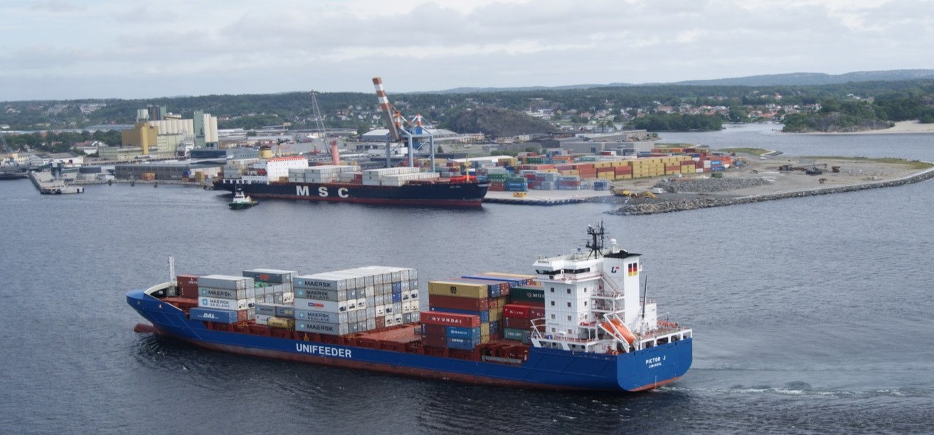 De to største logistikkoperatørene på containerterminalen er Greencarrier og Bugge & Olsen. Greencarrier er en av Norges største logistikkselskaper og har lang tradisjon for operasjoner i Larvik Havn.