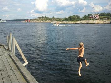 I. OM HYTTEN/RORBUEN Beliggenhet Hytten/rorbuen er èn av 30 rorbuer beliggende i strandsonen like syd for Skjærhalden sentrum.