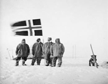 Med Fram til Sydpolen 1910-1912 Ekspedisjonsleder: Roald Amundsen Besetningen: 19 mann hvorav 7 med bakgrunn fra Marinen.