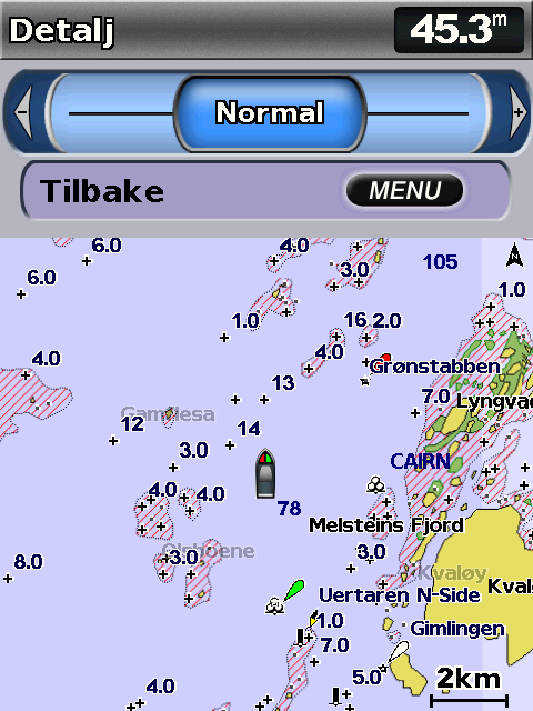 Bruke kart Roser viser en kompassrose rundt båten som angir kompassretningen. Faktisk vind eller relativ vindretning vises hvis enheten er koblet til en kompatibel, maritim vindsensor.