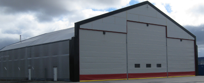FORPROSJEKT juni 2015 Område for ny hangar, røde kjegler viser hjørnene på en hall med bredde på 35 og dybde på 30 meter.