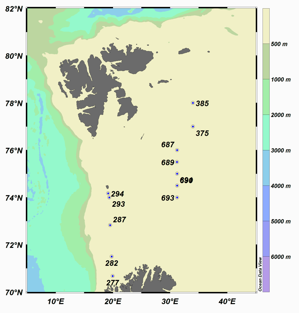 3.5 Vannsøylen Fugløya-Bjørnøya I mai 2014 ble det utført målinger av karbonkjemi i hele vannsøylen fra fem faste stasjoner langs det hydrografiske snittet mellom Fugløya-Bjørnøya (Figur 22a).