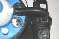 Stuss til forbindelsesslangen fra pumpen Åpning i lokket for UV-lampe Fikseringspunkt på lokket Filterlokk Fikseringspunkt ved kammeret for rent vann Pakning Kammer for rent vann Diagram som viser