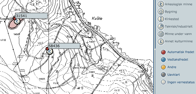 langhaug med N/NØ-S/SV orientering. Den er urørt, klart markert og smalner mot endene. Den andre grava er 8m NØ for den første. Det er en avlang haug, orientert NNØ-SSV. Den er noe uklart markert.