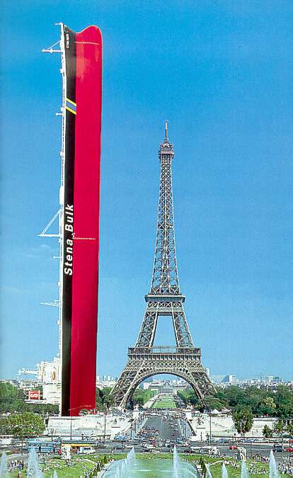 A Very Large Crude Oil Carrier next to Tour Eiffel Begge symboliserer ingeniørbragder,men fra forskjellige epoker.