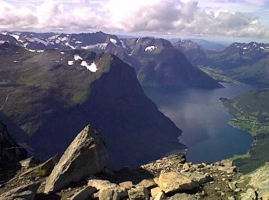 Slogen (1564 moh) Ingen fjell på Sunnmøre er skildret i vakrere ordelag, så dette er fjellet bare alle bør få med seg!