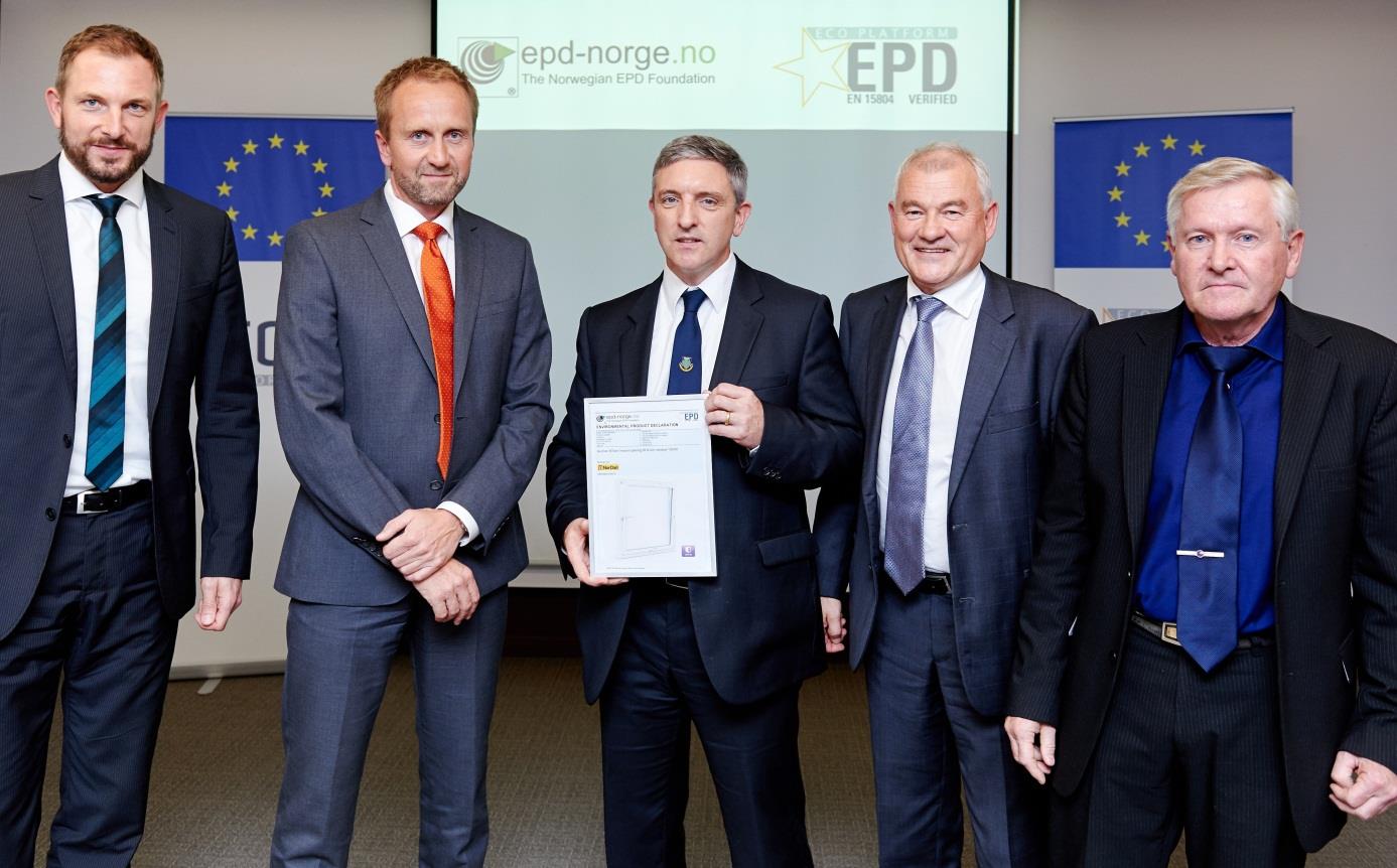 Bilde 2: Utdeling av den første norske ECO Platform EPD. Fra venstre daglig leder Christian Donath, ECO Platform, Adm.