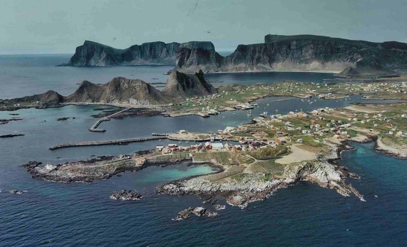 Mosken Er en ubebodd fjelløy i Værøy kommune. En liten øy, med Wilhelmstind (385 moh) som høyeste punkt. Værøy Værøy er en øykommune i Lofoten. Her finnes store kolonier av de fleste sjøfugler.