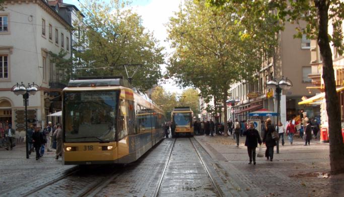 Karlsruhe: Trikker og kombibaner tvers gjennom byen med bedre punktlighet enn jernbanens stamlinjer også i rush! 3.