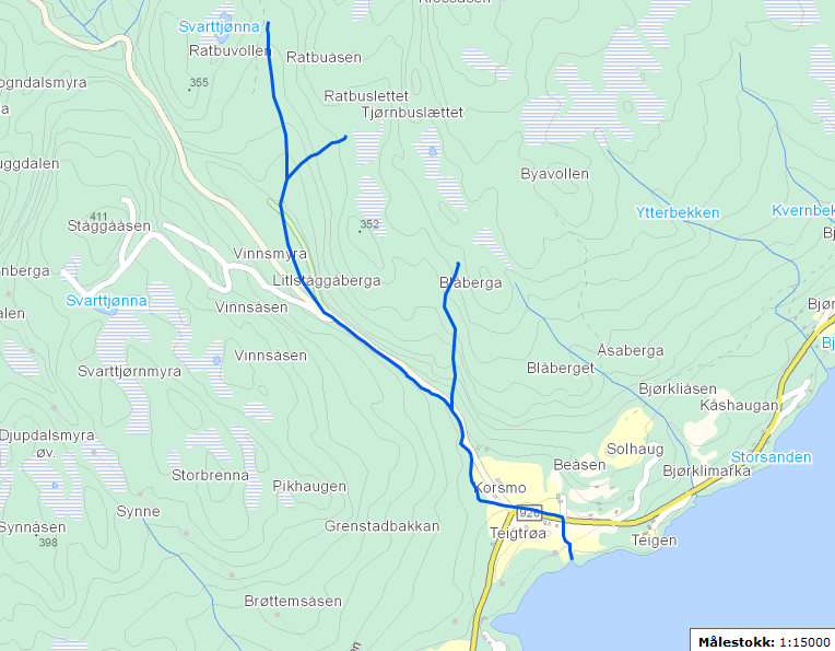 7.3.1 Korsmobekken Korsmobekken (lokalitet 10) er en liten bekk (bredde ca 3 meter) med opprinnelse fra sideløp/tilsigsgreiner fra myrområder og små tjønner (Lomtjønna- 319 moh, og Svarttjønna- 327