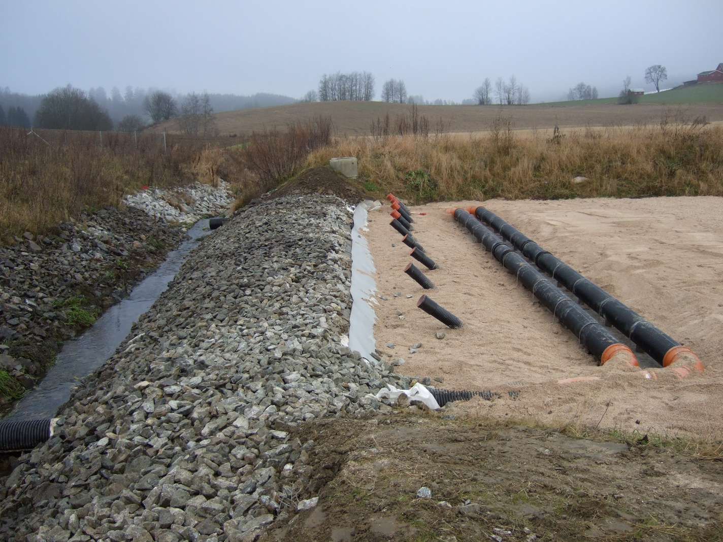 SKJELLSAND FILTER SHELL SAND FILTER FILTERENHETER: Oppstrøms KALKSTEINFILTER, ca. 600 m2 og dybde 1,6 m. Vann ledes inn i filteret i bunnen via drensrør Ø 160 mm.