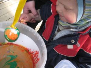 Tema For mange av barna er påsken tiden når påskeharen kommer med påskeegg som det er snop i. Noen har også nevnt gule påskekyllinger og maling av egg.
