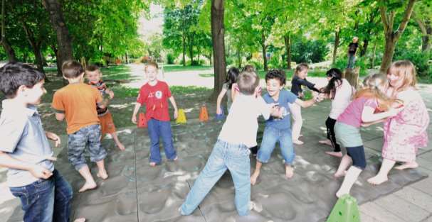 Hvorfor er bruken av terrasensa -systemet godt for barn? Trening på et ujevnt overflate øker den kognitive oppmerksomheten og stiller høyere krav til bevegelseskoordinasjonen under spill og lek.