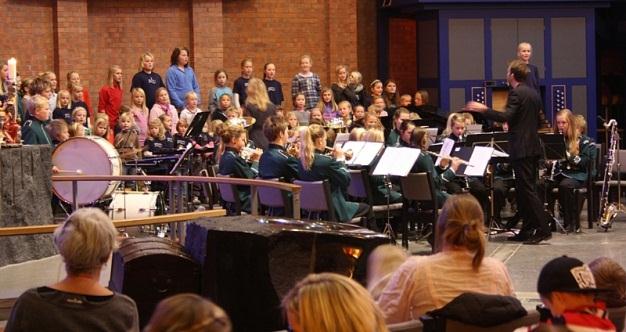 Dirigent for Hovedkorpset, Trym Dalene skriver: Hovedkorpset har hatt et meget aktivt år i 2010. Vi startet året med solist- /ensemblekonsert på Dvergsnes Skole avd.valsviga.