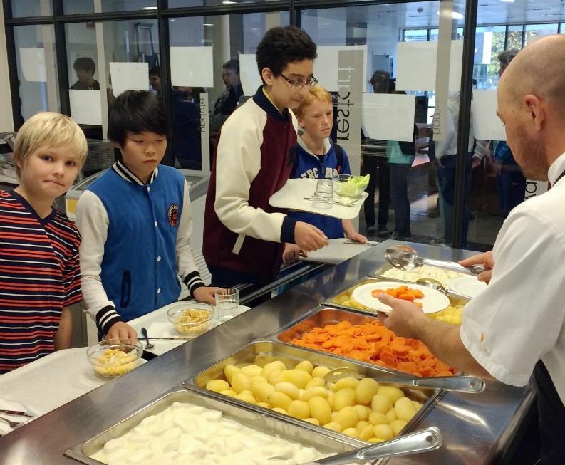 Norges første skolerestaurant Åpnet 2008 etter flere års arbeide Hver dag serveres varm lunsj med tilhørende salatbuffet Faglærte kokker lager mat fra grunnen av Sertifisert