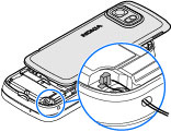 3. Åpne dekselet til SIMkortsporet. Sett inn tuppen av pennen i åpningen under batteriet, og dytt SIM-kortet sidelengs for å skyve det ut av sporet. Ta ut SIM-kortet. 4.