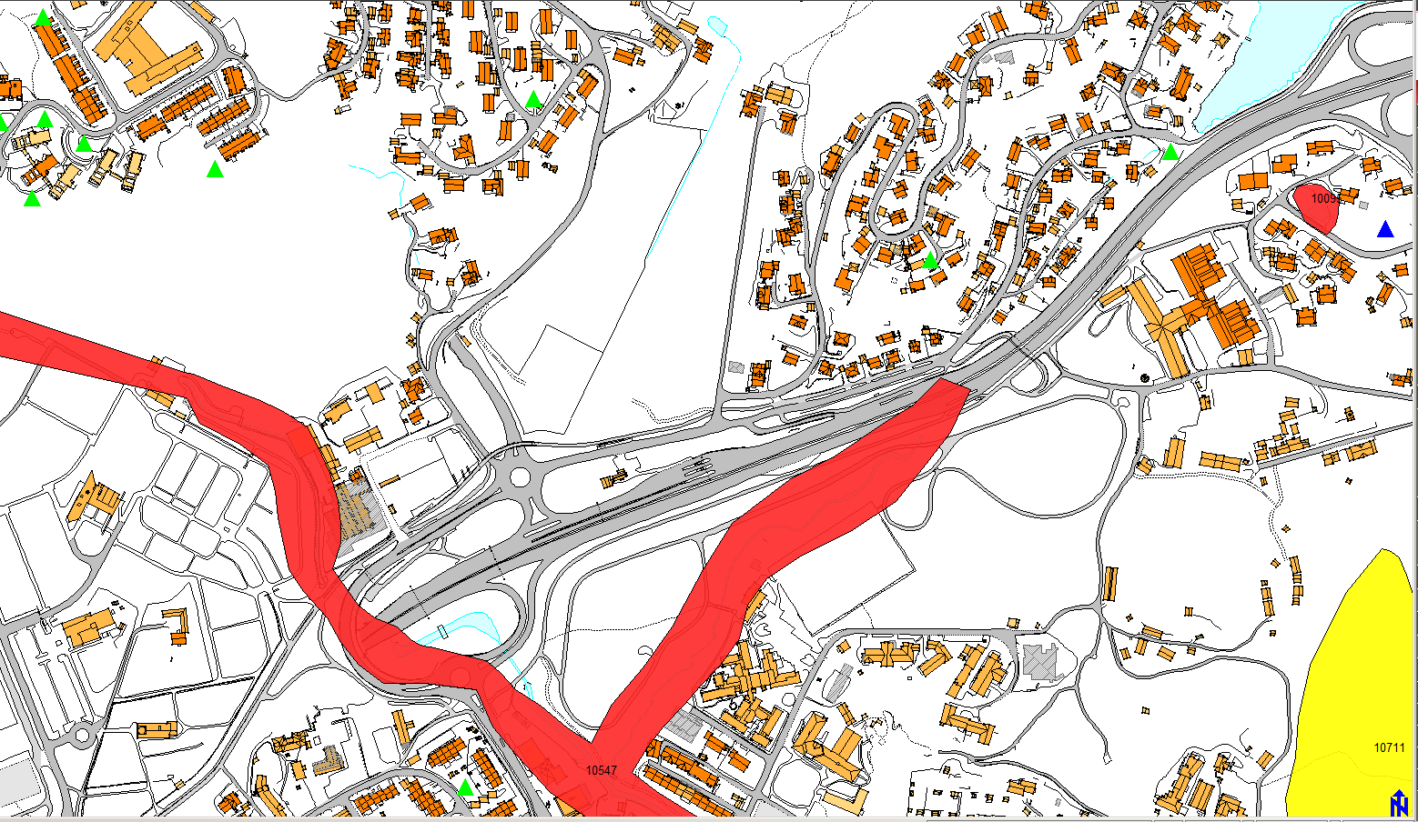Grønnstruktur og lekeplasser Turkis alternativ berører et større grønnstrukturområde Kongsgårdjordet. Fiskeførende Prestebekken og Vollebekken krysser E18 -vises med brei rød strek i kartet nedenfor.