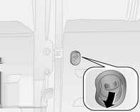 Nøkler, dører og vinduer 21 Trykk på knappen Å: Lasterommet (bakdører / bakluke og skyvedører) er låst opp. Når lasterommet er låst, lyser LED i knappen.