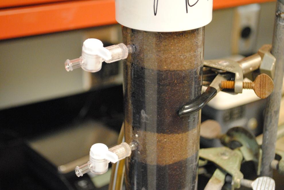 Kolonne-forsøk for å studere filtermediets evne til å tilbakeholde løste metaller under forhold i kaldt klima Filtermedia med varierende mengde kompost for å undersøke effekten av organisk materiale.