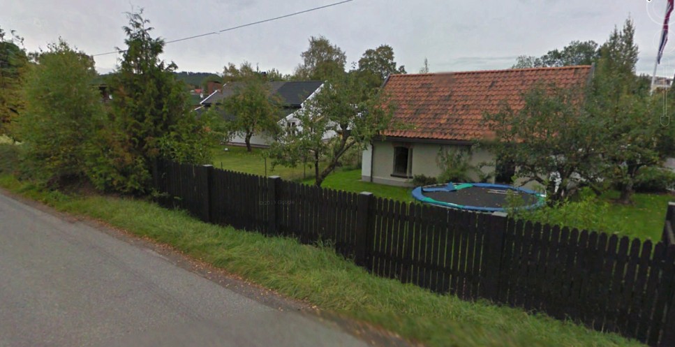 Utsnitt fra Google Earth; Felt BS13 sett fra Spikkestadveien med bolig som skal bevares (til venstre) og fra Teglverksveien med bebyggelse som må rives for å utvikle feltet i tråd med områdeplanen.