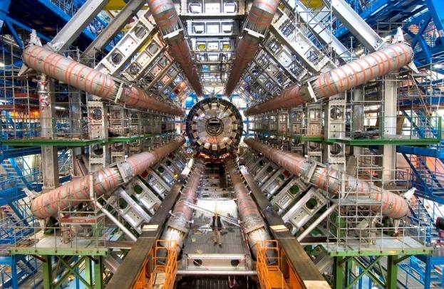 4 store eksperimente ved LHC skal utforske en ny energi-era CMS: 2900 physicists 184