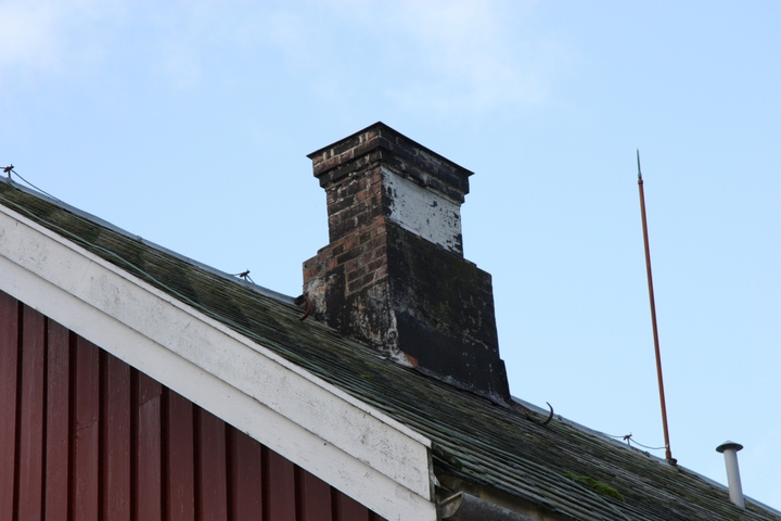 BYGNING 8542 RØDHUS 1 Inngangspartiet i utbygg på galvveggen med et snev av jærhusets skuter.