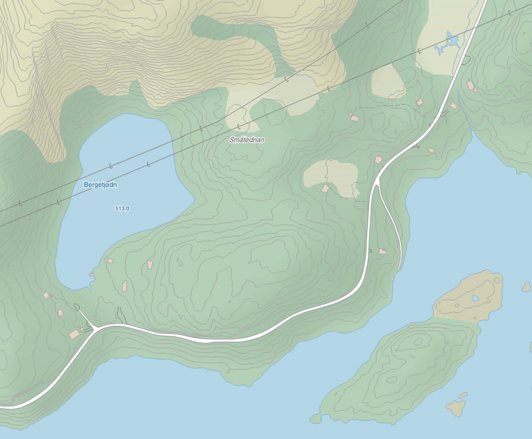 Figur 22 Kartutsnitt fra nordenden av Øyulvsvatnet hvor den nye ledningen går tettest på fritidsbebyggelsen. Sirkelen markerer hytta som blir liggende nærmest ny ledning, ca 60m.
