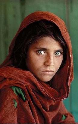 Hva heter den amerikanske fotojournalisten hvis mest kjente bilde er det ikoniske "Afghan Girl", som prydet forsiden av National Geographic i juni 1985?