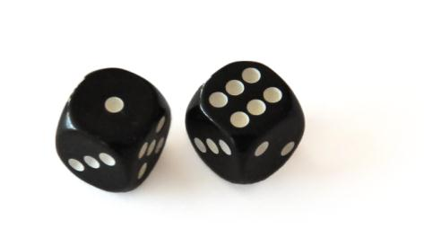 Oppgave 6 (4 poeng) I et terningspill på et kasino kastes to terninger. Det koster i utgangspunktet ikke noe å delta i spillet. Dersom summen av antall øyne blir 2 eller 12, får spilleren 200 kroner.