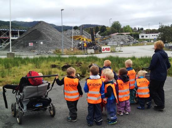 Sosial kompetanse og Inkluderende felleskap Barnehagen skal møte barna med tillit og respekt, og anerkjenne barndommens egenverdi.