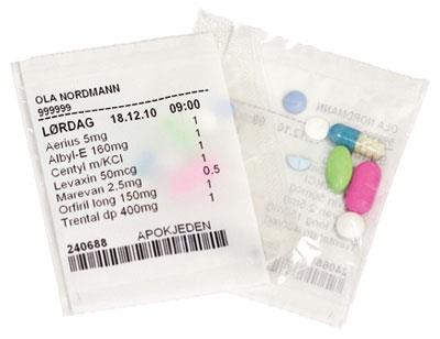 Figur 3: En pose med ferdigpakket multidose, her står pasientens navn, hva slags legemidler posen inneholder samt når legemidlene skal tas (19).
