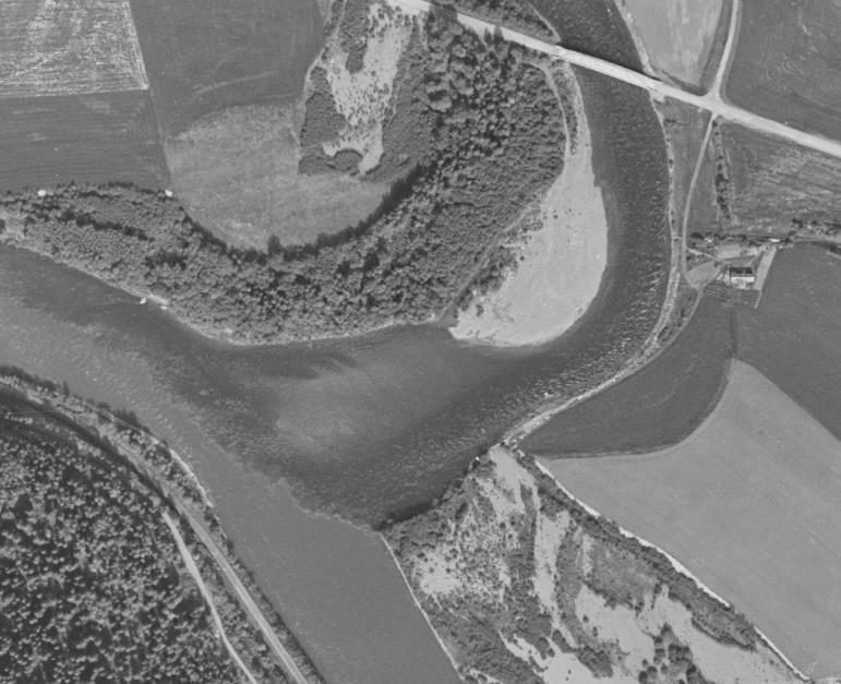 4.1.12 Grusør i utløp av Forra I utløpet av Forra har elva bygd opp en grusør som etter hvert har fått en betydelig høyde og dekker et areal på 12-14.000 m 2 (figur 29).
