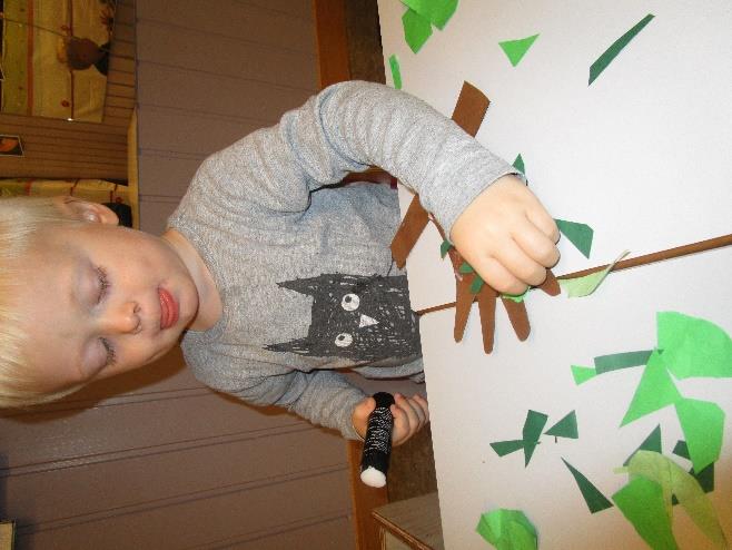 «Mitt eget tre» Barna fikk utdelt hver sin saks, lim og et ark. De skulle lage seg et tre. Først tegnet en voksen omrisse av barna sin hånd, for så å klippe den ut.