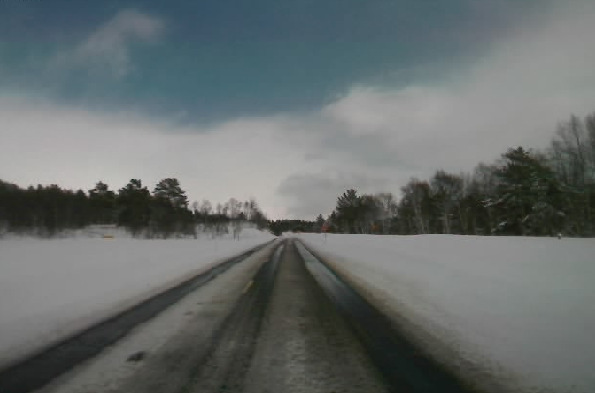 Det vises tydelig på friksjonsverdien at det er partier med både snøsåle/løs snø og bar veg.