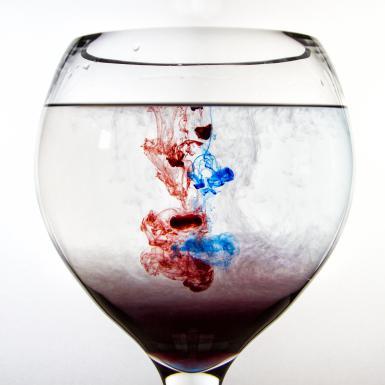 HVA SKJER? Olje har mindre tetthet enn vann og legger seg på toppen i glasset. Konditorfarge har større tetthet enn olje og vil synke sakte ned gjennom olje og ned i vannet.