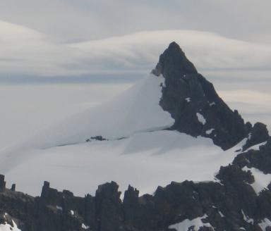 Kolåstind (1432 moh) Kolåstind blir ofte kalt kongen av Sunnmørsalpene, selv om den ikke er den høyeste. Men at den er en majestetisk topp, er utvilsomt.