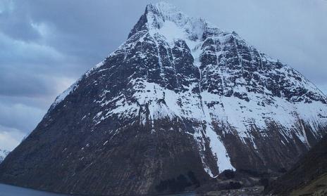 Sylvkallen (1310 moh) Sylvkallen ligger tett inntil Hjørundfjorden og våker over Standal. Bratt ned mot fjorden og Standal, men vestsiden har en stor flott side lagd for nedkjøringer på ski.