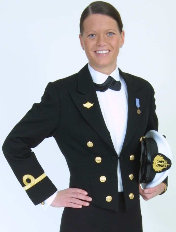 Messeantrekk 2 (M 2) (Mess Dress/Mess Undress) Befal, menn Antrekk Som M 1 med følgende endringer: Vest, mørkeblå (M) erstatter hvit vest.