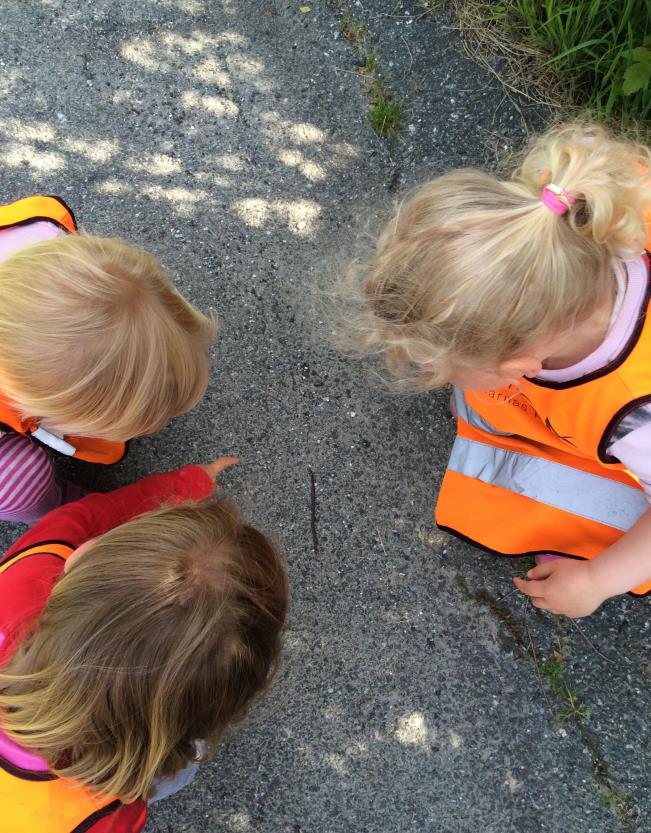 Gammabarna øver på skoleforberedende aktiviteter som for eksempel blyantgrep. Gammabarna gis større ansvar i forhold til å vurdere hvilke klær som passer til forskjellige værtyper.