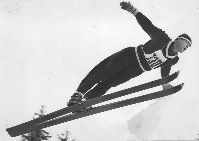 Forfatter Hans L. Werp Erling Kroken i Skui 1955 hvor han med dette hoppet på 84,5 m la grunnlaget for seieren. Tidsreise og skihistorie de glade 50-årene!