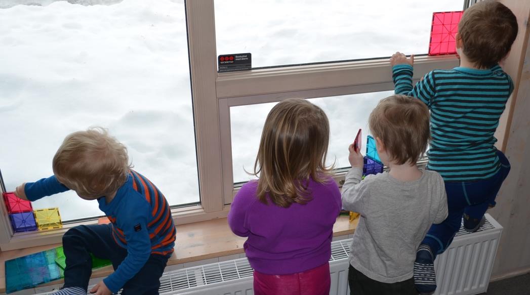 SKAPERGLEDE Et barn fant ut at det går an å sette magnetene på vinduet uten at de