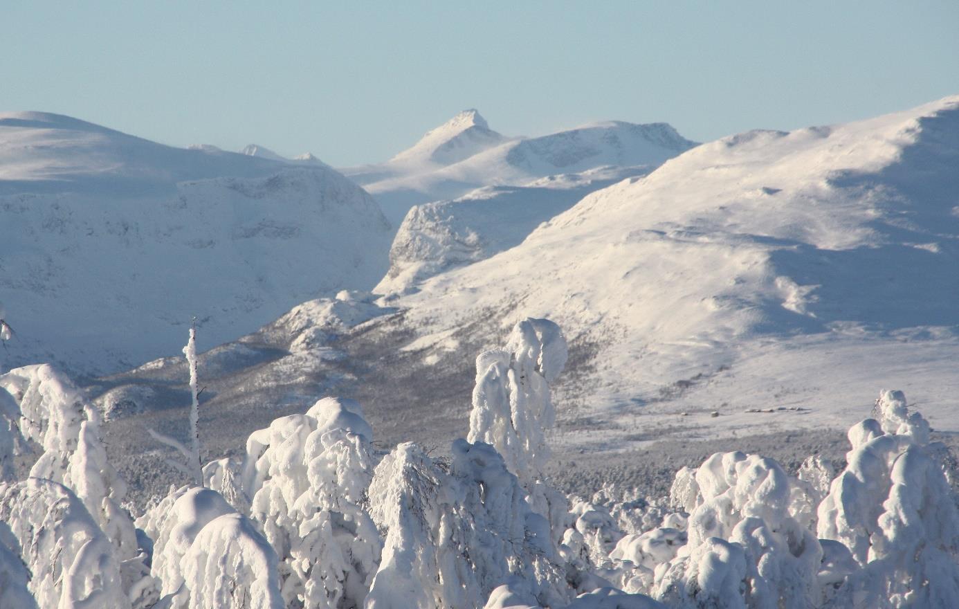 FJELL-NORGE Tenk å spenne på seg skiene utenfor døra og gå innover fjellet til dette synet: Over Sikkilsdalen troner Tjønnholstind med Knutsholstindene på sin høyre side FOTO: Anne Mari Lo SNØSIKRE