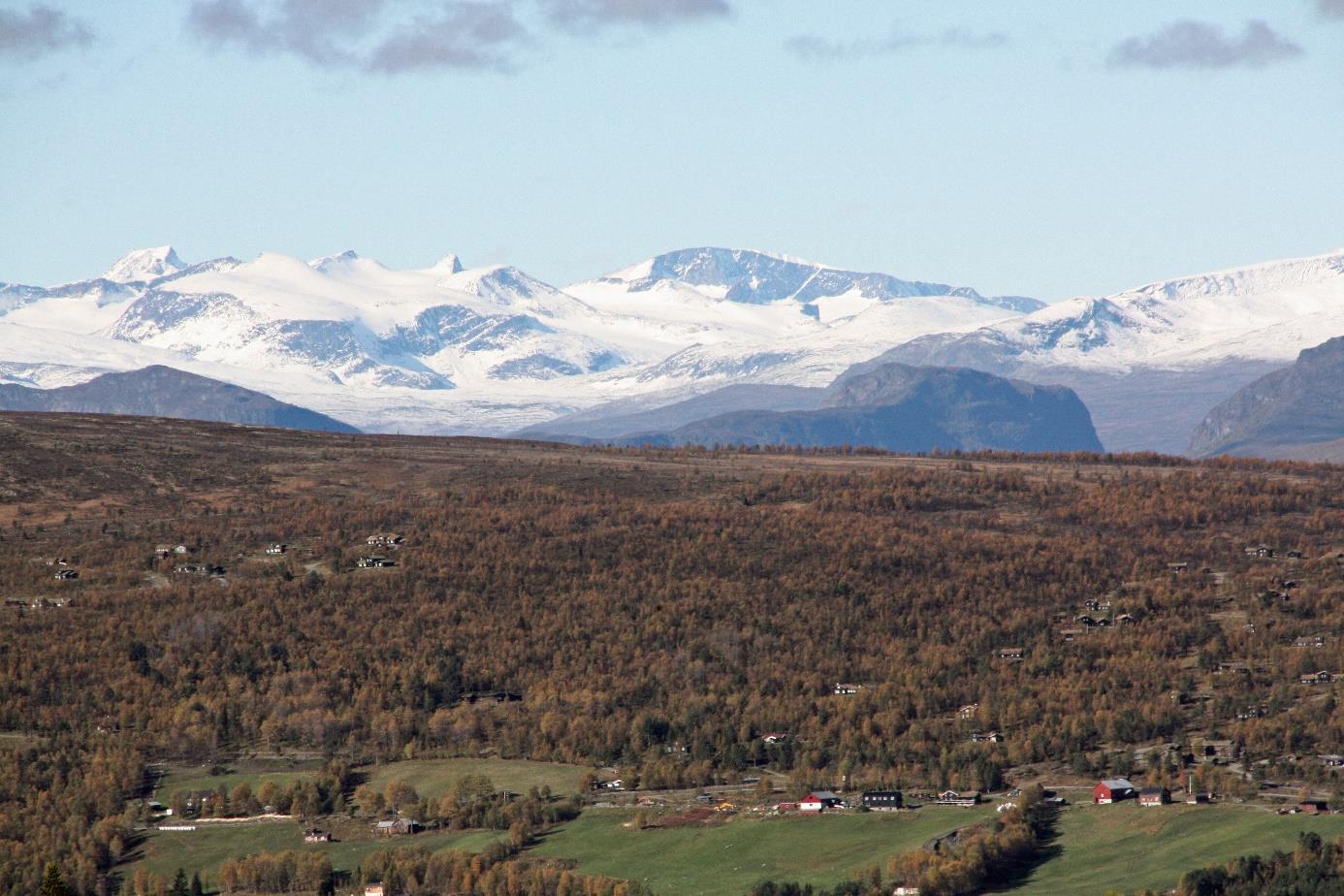 Skåbu Fjellgrend mot Galdhøpiggen De mest markante fjellene i topprekka er f.v. Memurutind, Styggehøbretind, Veotind og rundere Leirhø, med mye blått i.