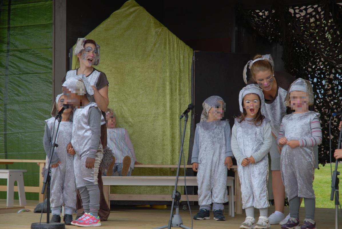 «Jump, little bunnies, jump, jump, jump!» Den lille Teskjekjerringa og barna fra barnehagen synger og vekker de trøtte harene.