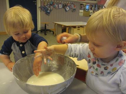 Etter hvert opplevde barna at blandingen ble hard og da syns barna det var spennende å klappe på.