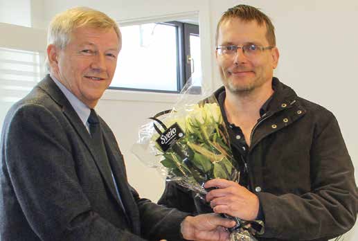 ÅRSBERETNING 2015 Styreleder Reidar Pedersen gratulerer her Trond Vindenes Wirkola som den første kunden i forbindelse med at banken åpnet nytt kontor i Sveio. 18.