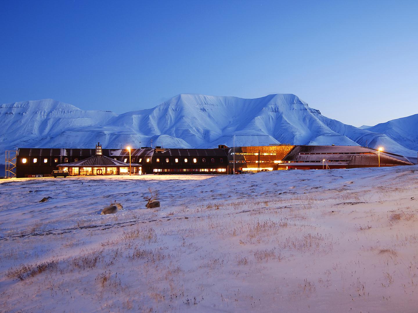 The University Centre in Svalbard (UNIS) Forskningsbasert undervisning i Arktis i